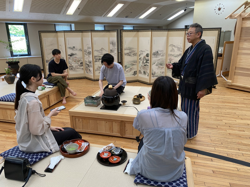 お菓子を食べながら歓談2