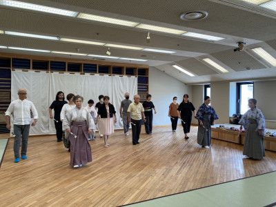 能楽の演目「熊野（ゆや）」を舞う体験