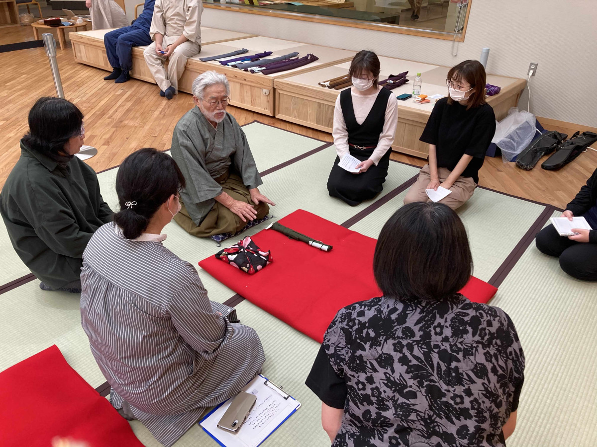 刀剣のお手入れの実演