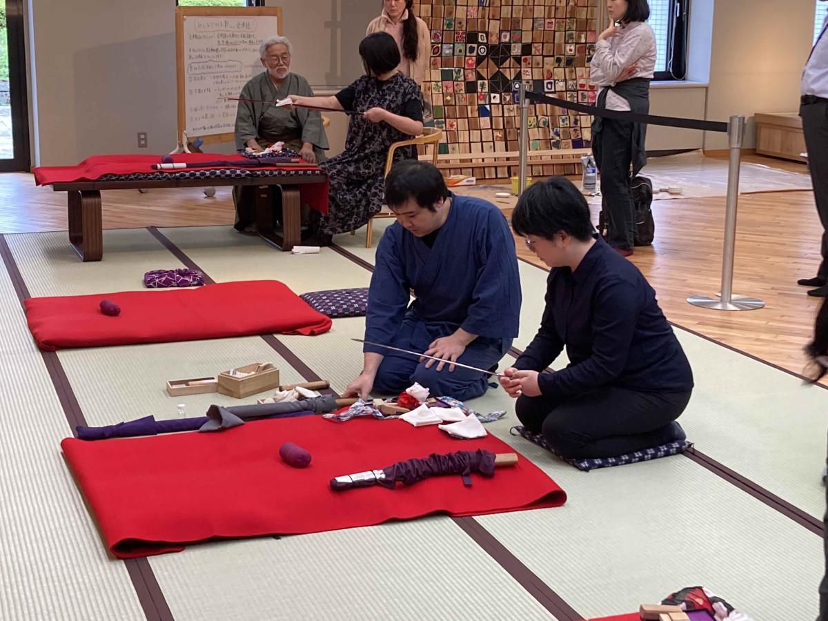 貴重な刀に皆さんも興味津々