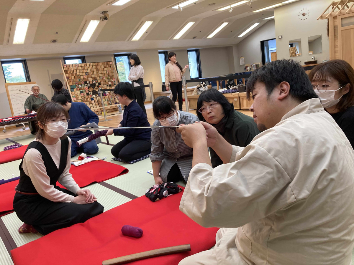 プロの解説付きで刀剣を観賞